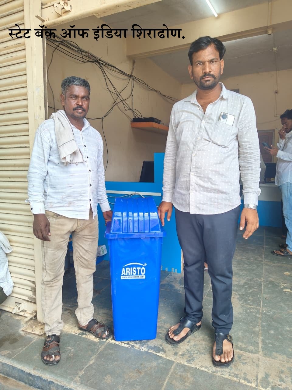 कचरा कुंडी वाटप